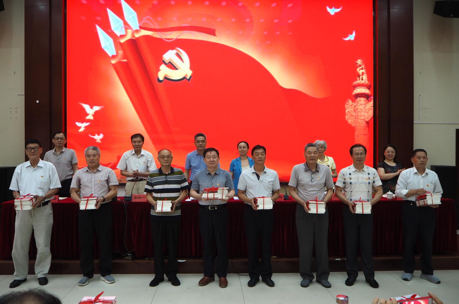 赠书仪式.jpg
