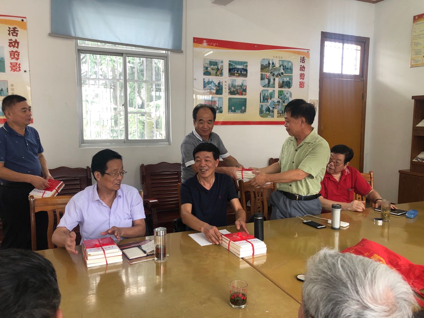 丁蜀镇老干部积极开展“书香溢晚霞”读书活动.jpg