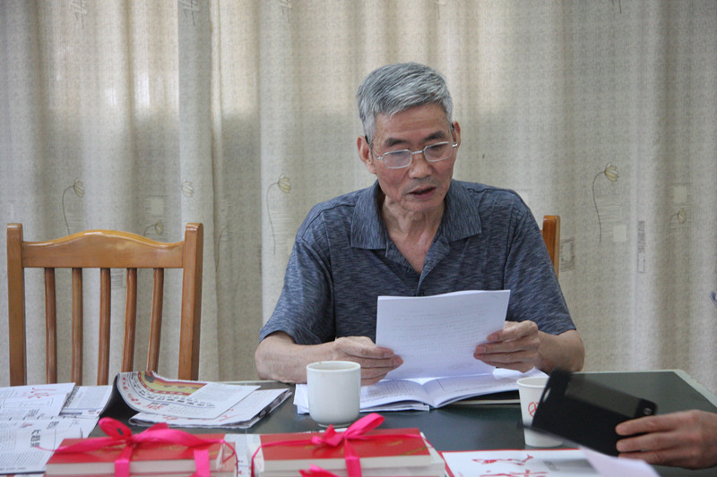 【图为】该党支部书记朱焕伦同志主持 了这次活动。（宋立群摄影）.jpg