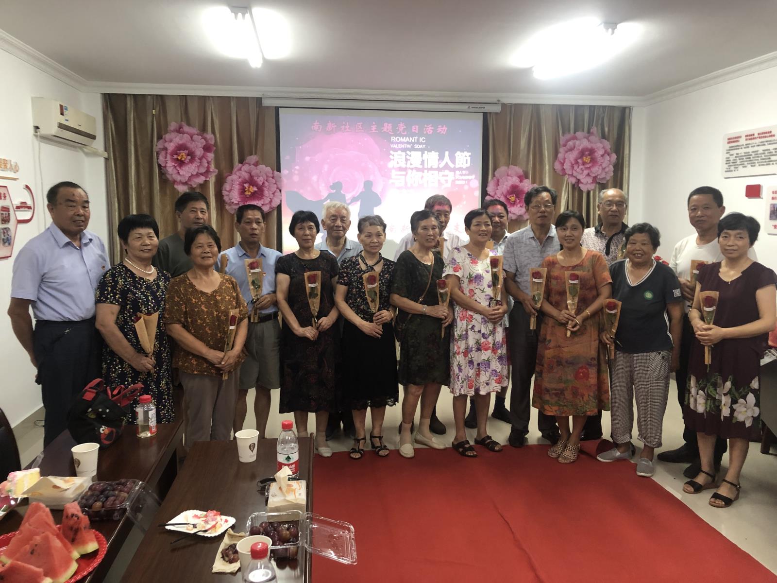 南新社区为9对老鸳鸯欢庆“七夕”节.jpg
