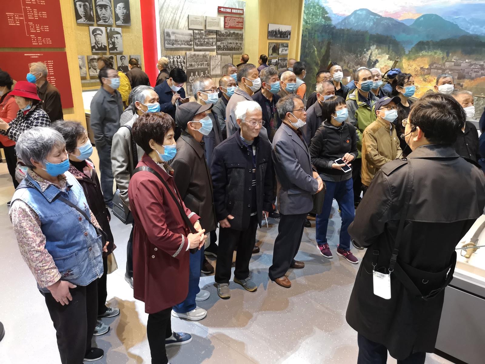 老报人缅怀抗日英烈 (1).jpg