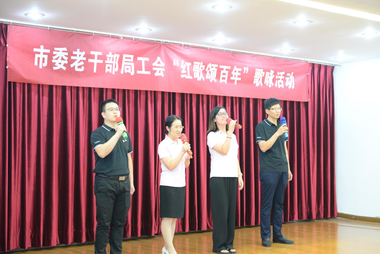办公室小合唱《唱支山歌给党听》《同一首歌》.JPG
