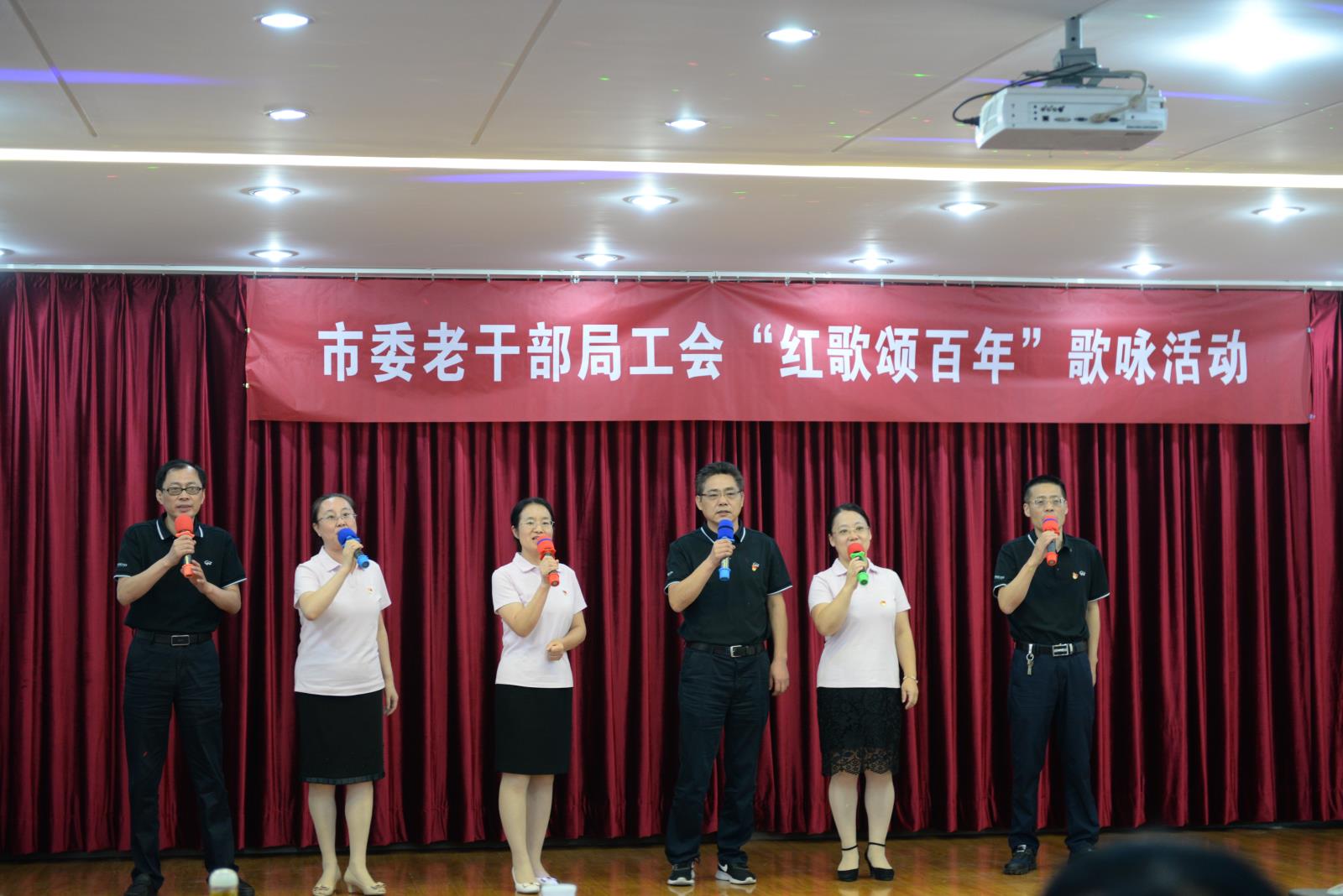 局领导小合唱《年轻的朋友来相会》.JPG