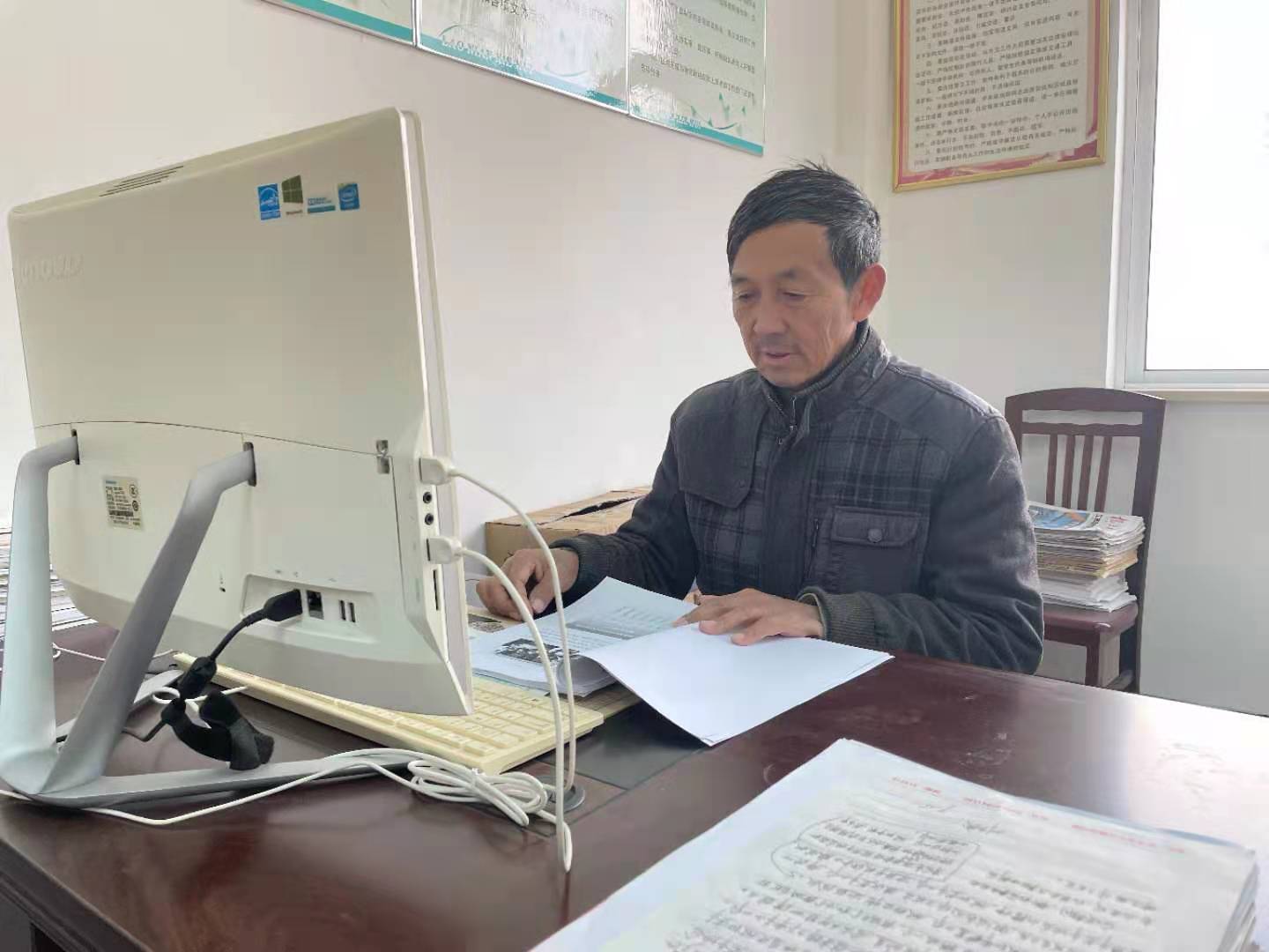 谈俊庆在整理收集的资料.jpg