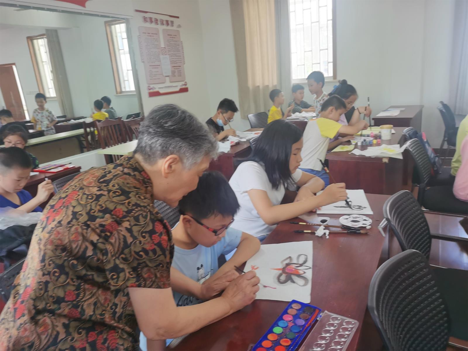 义务辅导儿童学习美术.jpg